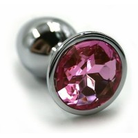 Серебристая алюминиевая анальная пробка с светло-розовым кристаллом - 6 см. Серебристая алюминиевая анальная пробка с светло-розовым кристаллом - 6 см.
