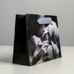 Маленький бумажный подарочный пакет LOVE - 15 х 12 см