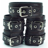 Набор коричневых фиксаторов: наручники с мехом, наножники и ошейник 