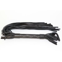 Чёрная многохвостая плетка с белыми простроченными ромбами - 45 см. Чёрная многохвостая плетка с белыми простроченными ромбами - 45 см.