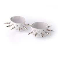 Белые кожаные напульсники с шипами и заклепками Белые кожаные напульсники с шипами и заклепками