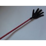 Короткий красный плетеный стек с наконечником-ладошкой - 70 см