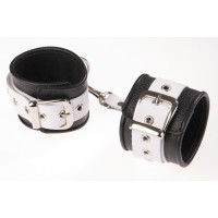 Чёрно-белые кожаные наручники с ремешком с двумя карабинами Чёрно-белые кожаные наручники с ремешком с двумя карабинами