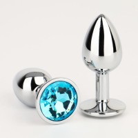 Серебристая анальная втулочка с голубым кристаллом - 7 см. Серебристая анальная втулочка с голубым кристаллом - 7 см.