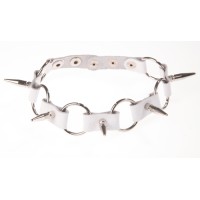 Белый кожаный ошейник с кольцами и шипами