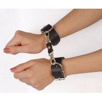 Чёрные наручники Новичок на карабинах