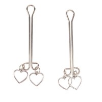 Серебристые металлические зажимы на соски с сердечками