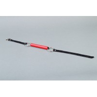 Красный кляп-трензель на черных кожаных ремешках