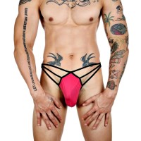 Розовые сексуальные трусы-стринги на тонких черных бретелях Розовые сексуальные трусы-стринги на тонких черных бретелях