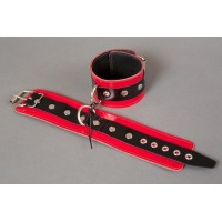 Красные лакированные наручники с клёпками Красные лакированные наручники с клёпками