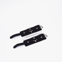 Черные кожаные наручники с хромированной фурнитурой