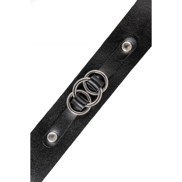 Черный чокер-ошейник со связанными кольцами на подложке