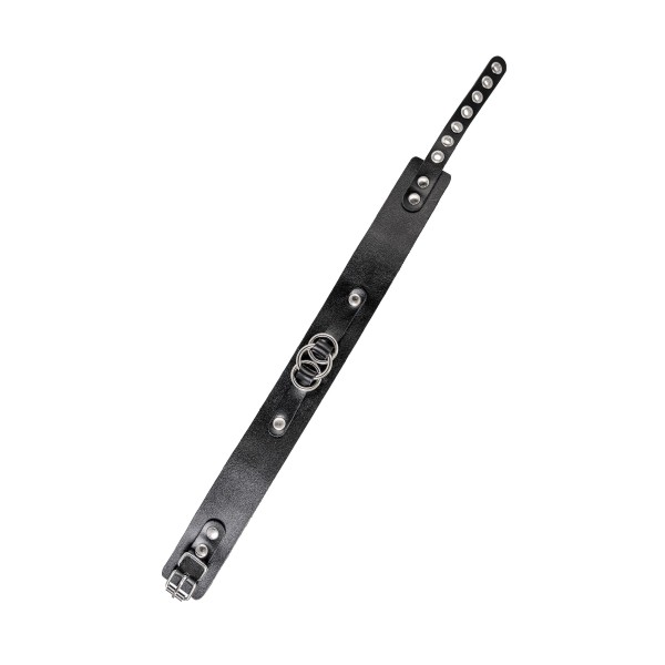 Черный чокер-ошейник со связанными кольцами на подложке