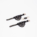 Черные кожаные наручники с клепками, кольцами и золотистой фурнитурой