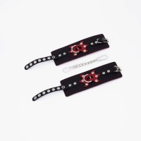 Черные кожаные наручники с красным декором и строчкой Черные кожаные наручники с красным декором и строчкой