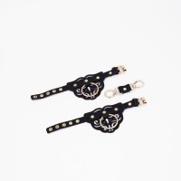 Черные кожаные наручники с клепками, кольцами и золотистой фурнитурой Черные кожаные наручники с клепками, кольцами и золотистой фурнитурой