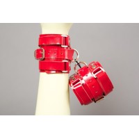 Напульсники из красной лакированной кожи Напульсники из красной лакированной кожи