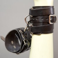 Черные кожаные напульсники Черные кожаные напульсники