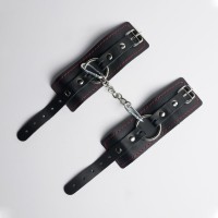 Черные кожаные наручники с красной строчкой Черные кожаные наручники с красной строчкой