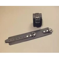 Широкие кожаные наручники универсального размера Широкие кожаные наручники универсального размера