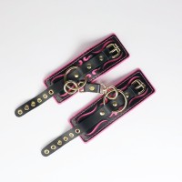Черные кожаные наручники с розовой строчкой Черные кожаные наручники с розовой строчкой