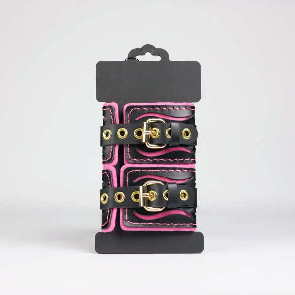 Черные кожаные наручники с розовой строчкой Черные кожаные наручники с розовой строчкой