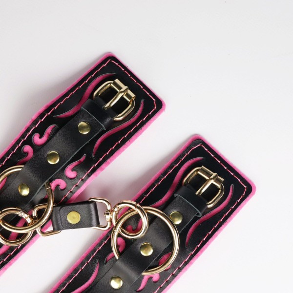 Черные кожаные наручники с розовой строчкой Черные кожаные наручники с розовой строчкой