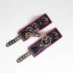 Черные кожаные наручники с розовой строчкой
