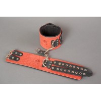 Широкие красные наручники из кожи на чёрных ремешках Широкие красные наручники из кожи на чёрных ремешках