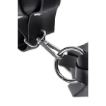 Черные кожаные оковы с двумя перекрёстными ремешками