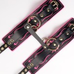 Черные кожаные оковы с розовой строчкой