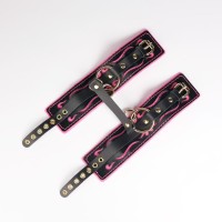 Черные кожаные оковы с розовой строчкой Черные кожаные оковы с розовой строчкой
