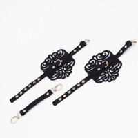 Черный фигурные оковы с золотистой фурнитурой