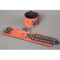 Красные кожаные оковы с чёрными ремнями Красные кожаные оковы с чёрными ремнями