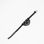 Черный чокер с клепками и золотистой фурнитурой