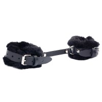 Черные базовые наручники из кожи с опушкой Черные базовые наручники из кожи с опушкой