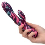 Черный вибратор-кролик Menage à Moi Dual Wand с ярким принтом - 21 см.