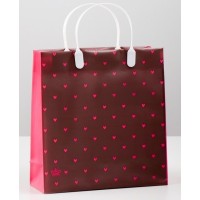 Пластиковый пакет с ручками и мелким принтом в виде сердечек - 23 х 23,5 см. Пластиковый пакет с ручками и мелким принтом в виде сердечек - 23 х 23,5 см.